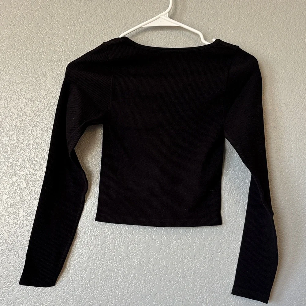 OQQ Stretchy, Ribbed Black Long Sleeve Crop Top - Picture 4 of 4